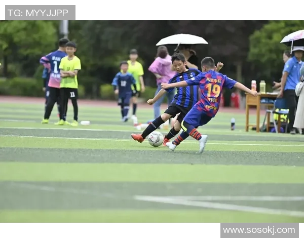 街球少年偶遇足球巨星一场惊艳对决点燃梦想与激情 街球少年偶遇足球巨星一场惊艳对决点燃梦想与激情