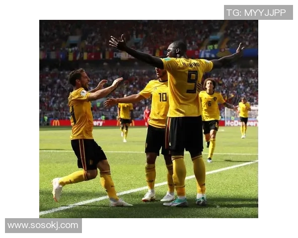 足球三叉戟耀眼锋线组合展现无敌进攻火力与默契配合 足球三叉戟耀眼锋线组合展现无敌进攻火力与默契配合